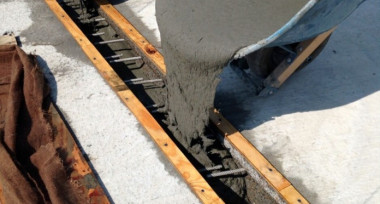 Ứng dụng của vữa rót không co ngót trong lắp đặt bu lông, bản mã và máy móc