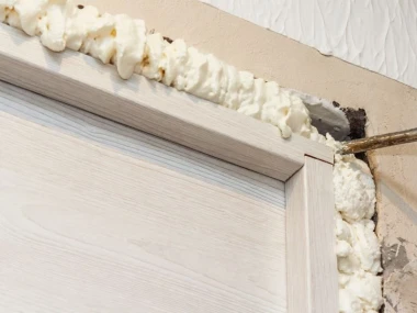 Hướng dẫn sử dụng keo PU foam để xử lý nứt tường đúng kỹ thuật