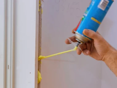 So sánh keo PU foam với các vật liệu khác trong xử lý nứt tường