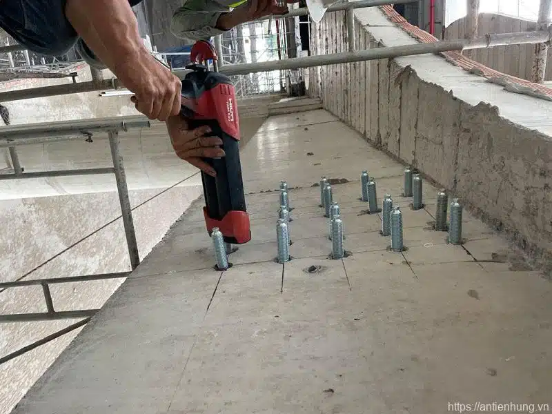 Đánh giá khả năng chịu lực và độ bền lâu dài của keo khoan cấy thép Hilti
